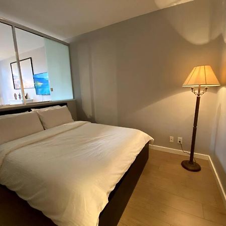Entire Condo In Heart Of Downtown Vancouver Esterno foto