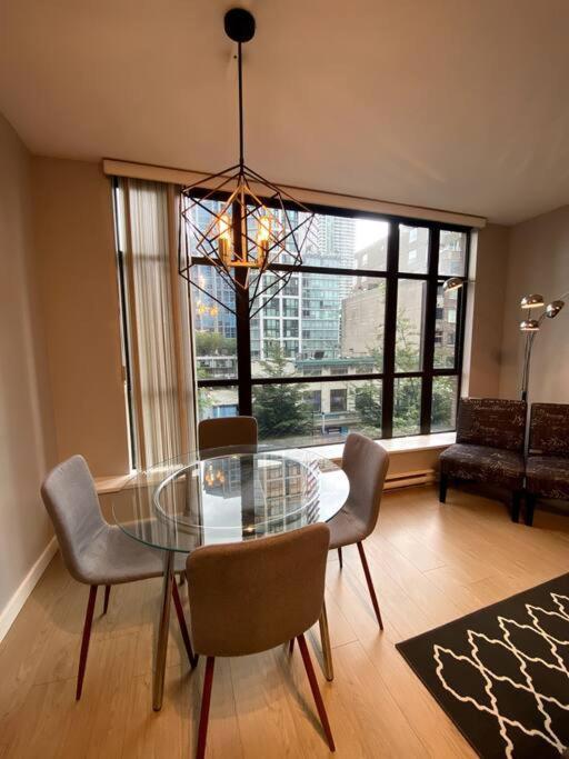 Entire Condo In Heart Of Downtown Vancouver Esterno foto