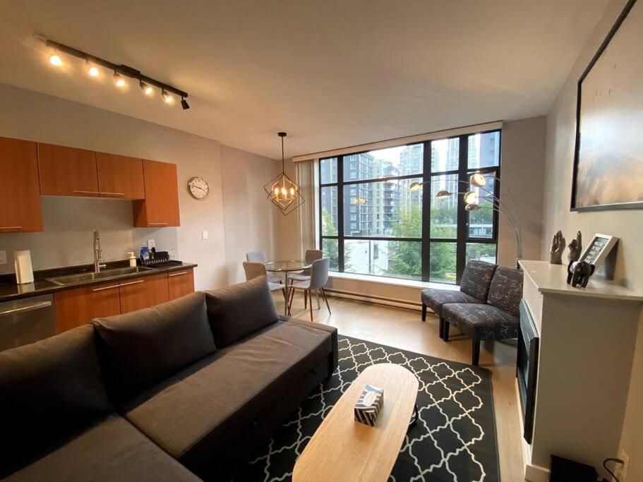 Entire Condo In Heart Of Downtown Vancouver Esterno foto